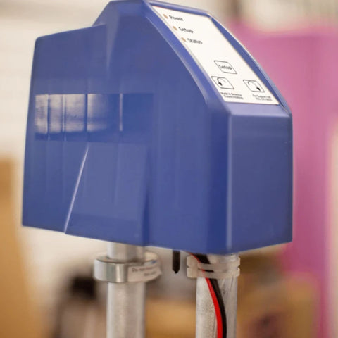 Scott Aerator 360Deg Oscillator Close-Up View On Colorful Blurry Background