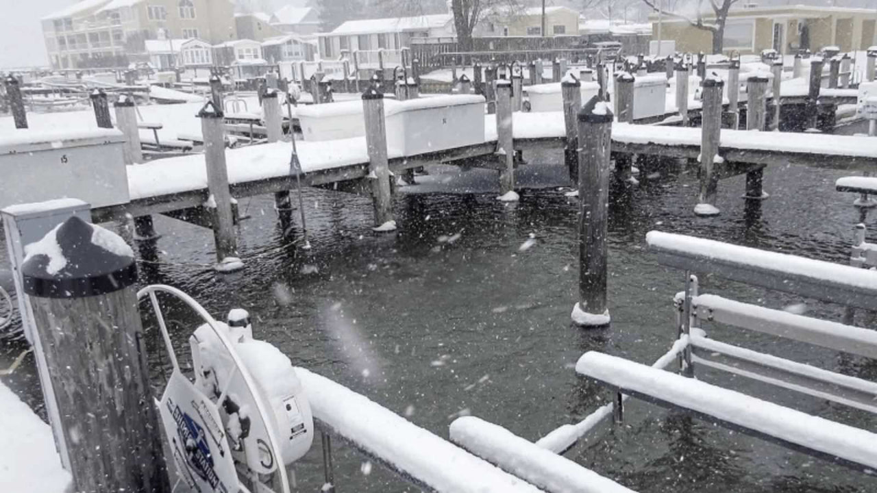 Scott Aerator Pond De-Icer In The Water Next To A Dock With Snow