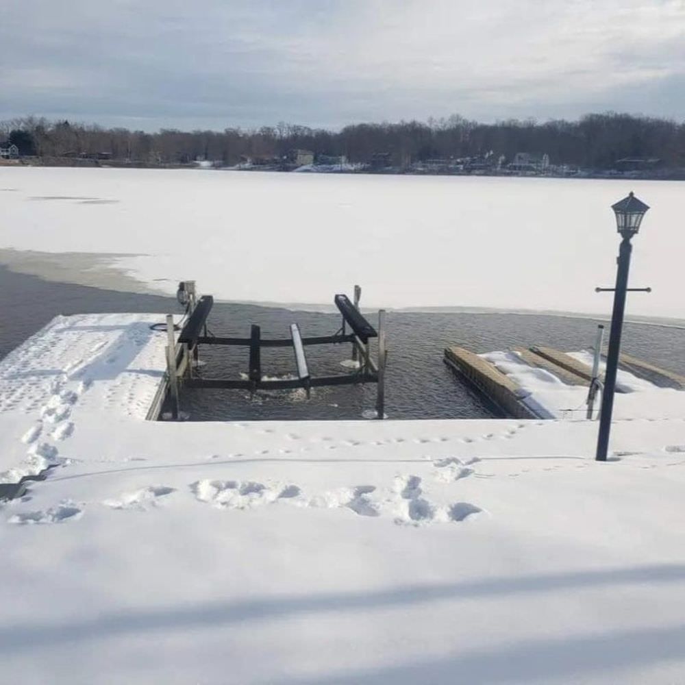 Vanguard Pond Spa Surface Aerator/De-Icer On The Water With Snow Around It
